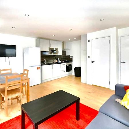 Lovely 2 Bedroom Serviced Penthouse Battersea Park Road Londra Esterno foto