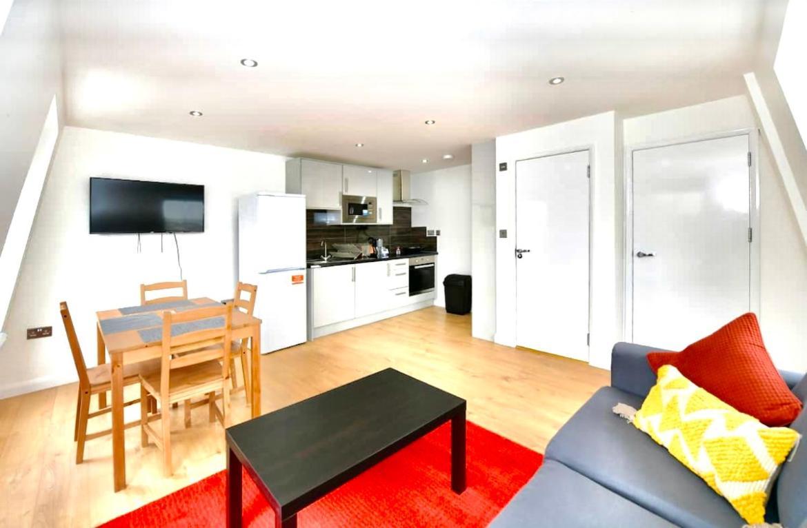 Lovely 2 Bedroom Serviced Penthouse Battersea Park Road Londra Esterno foto