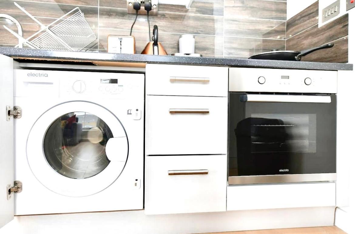 Lovely 2 Bedroom Serviced Penthouse Battersea Park Road Londra Esterno foto